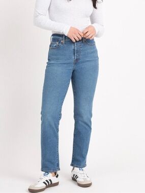 Levi's Wedgie Straight Jeans in Medium Blue Wash